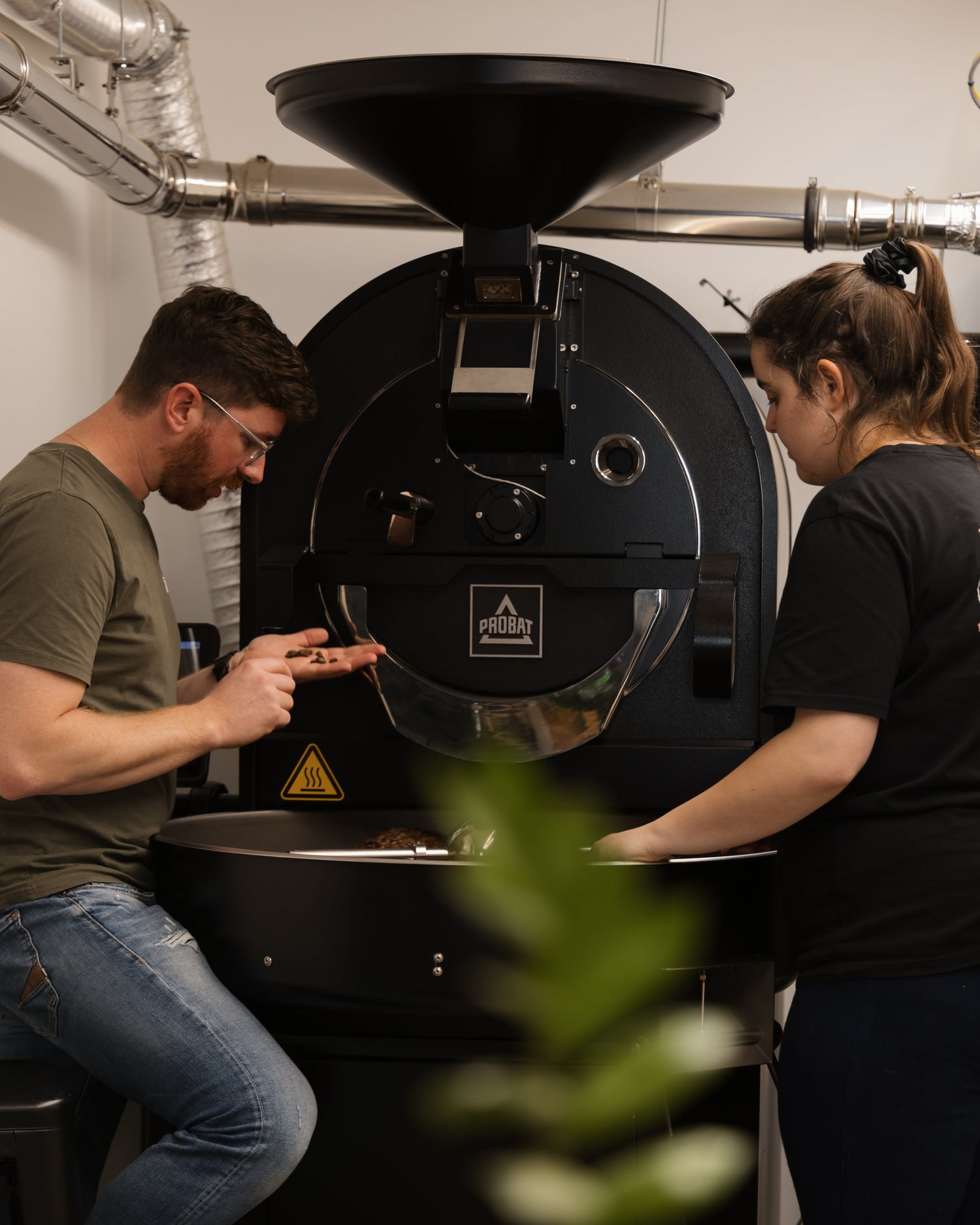 Atelier de torréfaction à La Torref' Anglet : tri des grains de café devant le torréfacteur Probat