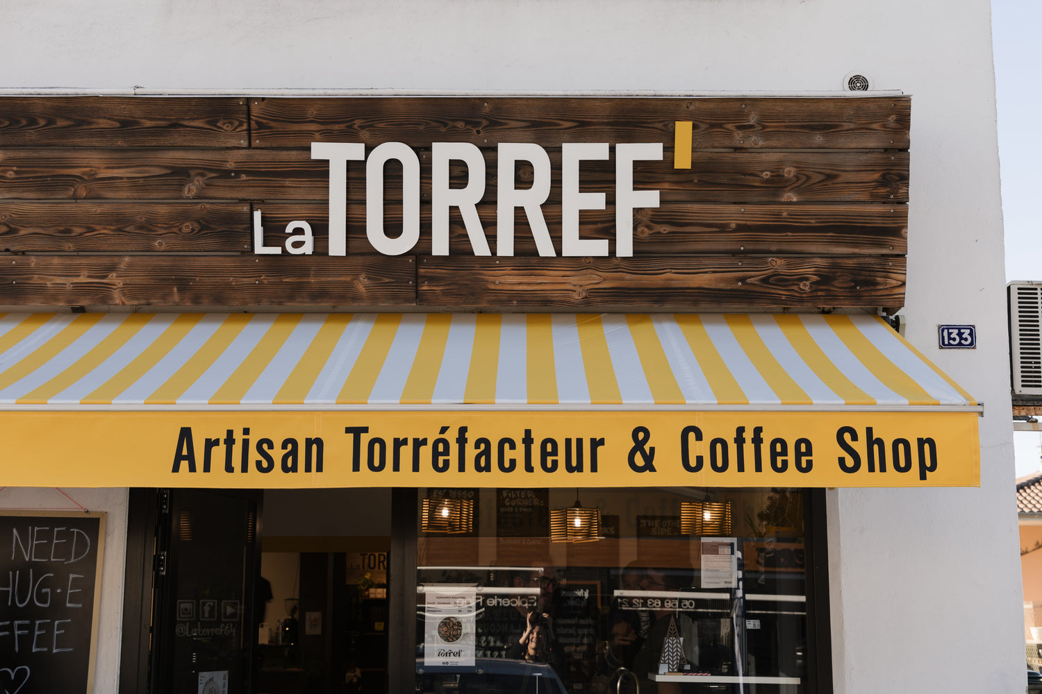 Devanture du coffee shop La Torref', artisan torréfacteur à Anglet : la carte cadeau s'utilise en boutique et en ligne